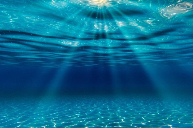 Air Tidak Berwarna Biru Karena Refleksi Langit, Penjelasan Ilmiah